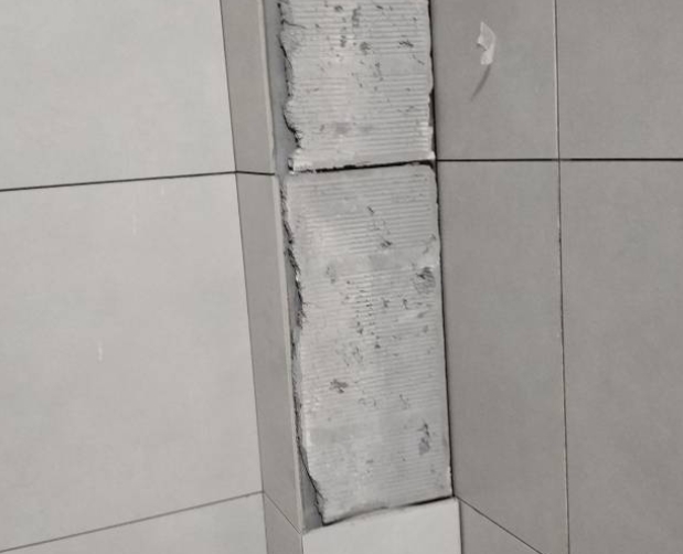 洛龙瓷砖空鼓维修公司分享下瓷砖施工前基层浇水润湿程度不足，可能导致以下问题