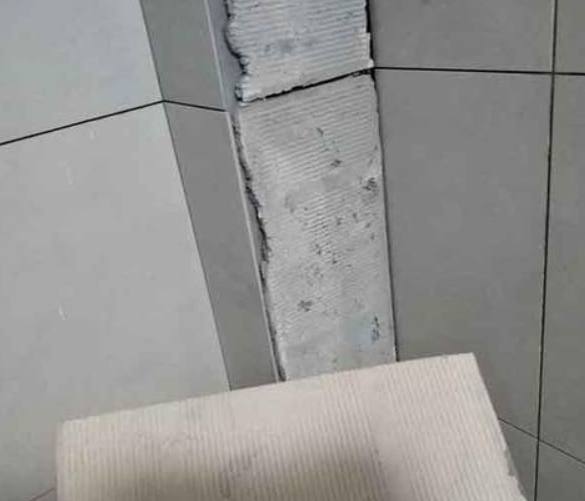 洛龙瓷砖空鼓维修公司分享下厨房瓷砖脱落的补救措施。